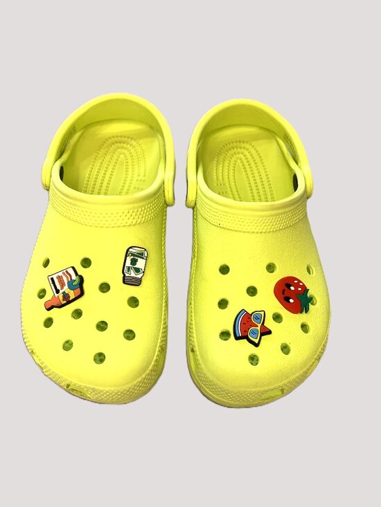 CROCS Shoes - Kids/Women Crocs Clogs Yellow with 4 Jibbitz Size Women 6/Men 4